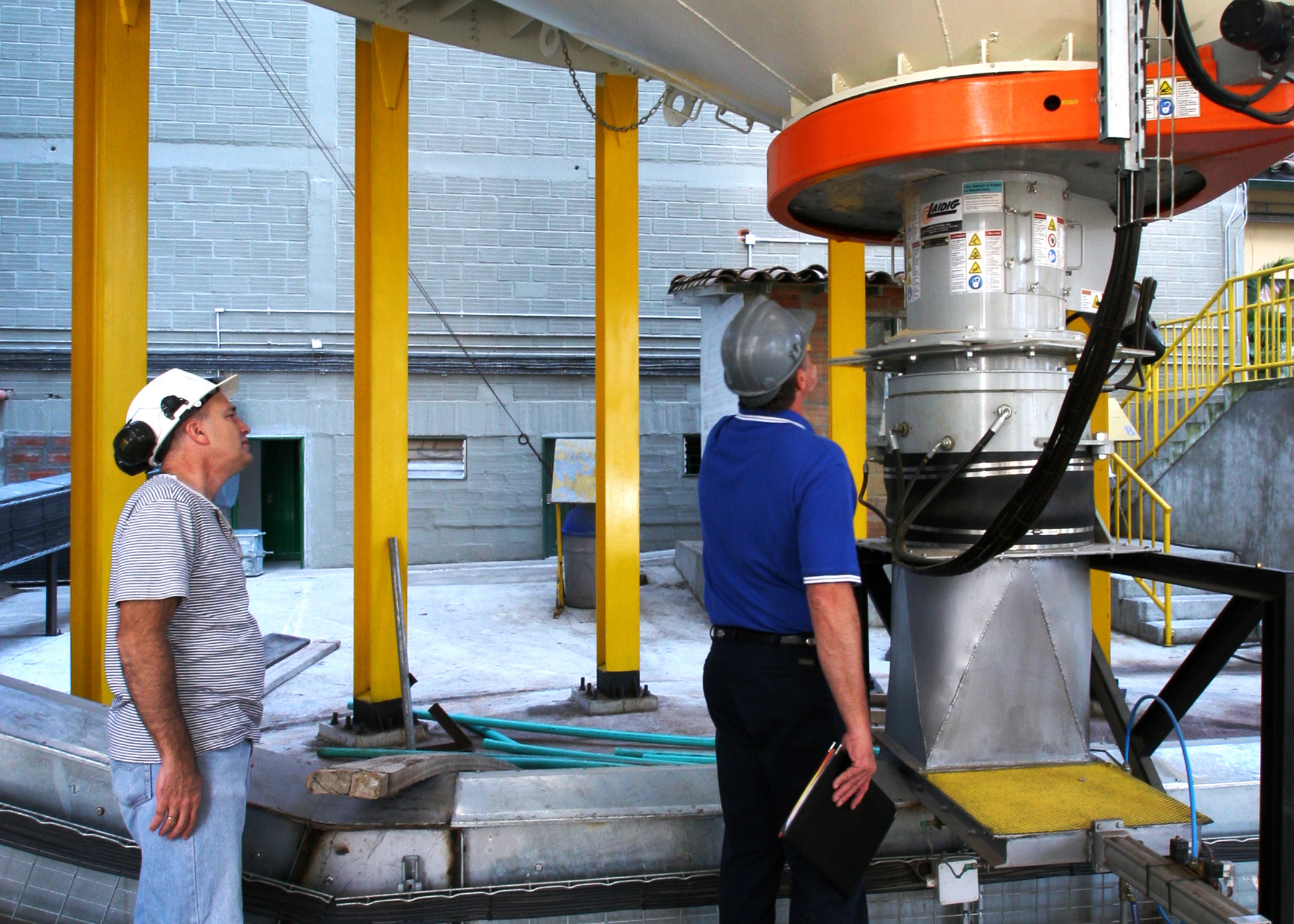 Laidig technician offering training service to onsite personnel bulk material handling system, bridging, rat-holing, material flow, reclaim, reclaimer, silo unloading, unloader, bulk material storage, reclaim system, dry bulk unloading, grain unloading